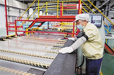 <p>　　宁夏金晶科技有限公司智慧生产线上，工作人员严把质量关，仔细检查每一块太阳能电池基板（超白玻璃）。“十四五”期间，该公司计划分三期建设太阳能光伏轻质面板项目。</p>