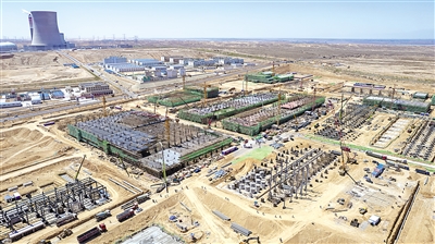 <p>　　平罗工业园区江苏润阳光伏材料及电池产业科技园项目区，塔吊林立，一座座厂房拔地而起，一期建设项目预计今年年底建成投产。待项目全部建成投产后，可实现销售收入263亿元，提供就业岗位5200个。</p>