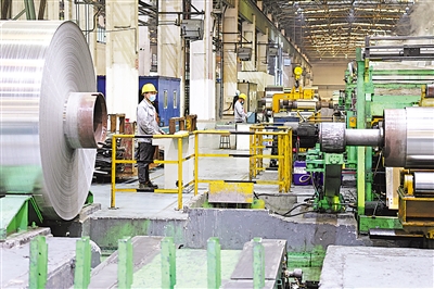 <p>　　宁夏铭岛铝业有限公司，工人加紧生产产品。该公司年产40万吨高精铝板带箔项目已累计完成投资18亿元。</p>