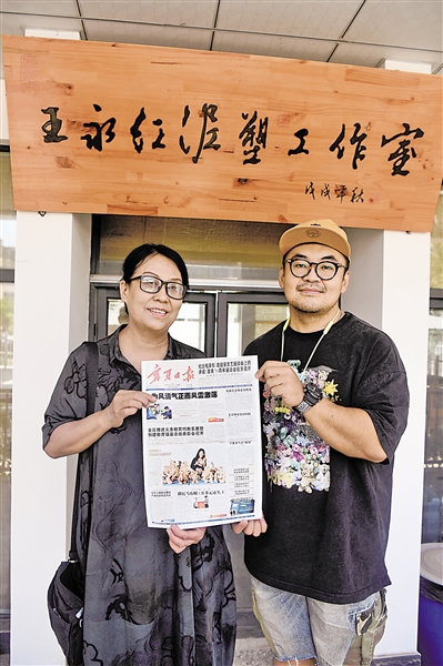 <p>　　　　“陶人”王永红（左）、本报记者马楠在工作室门前与十年前的《宁夏日报》版样合影。</p>