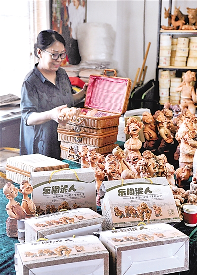 <p>　　　　王永红为作品打包，原生态的泥塑已经成为宁夏的文化名片传向国内外。</p>