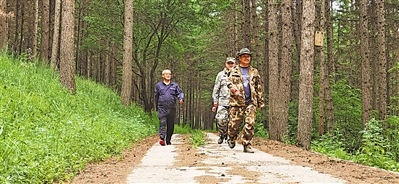 <p>张建国（右一）带儿子张文豪（中）巡山，重温父辈植树造林成效。</p>