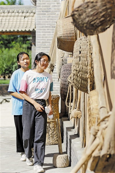 <p>④　白寺滩村的孩子们在乡愁记忆馆参观了解传统农具。</p>