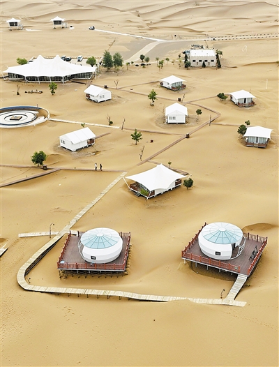 <p>　　沙漠宿营成为吸引游客的热门旅游项目之一。</p>