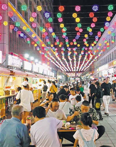 <p>每当华灯初上，在中卫市沙坡头区各处夜市、摊点，特色美食让人们大快朵颐。</p>