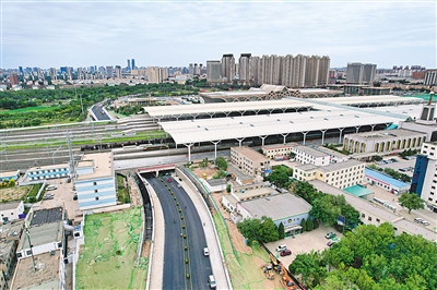 <p>　　8月26日，银川火车站站房北侧，一条崭新的公路犹如一条长龙从铁轨下穿过。近日，银川火车站隧道开始试通车，该隧道的建设完成将进一步完善火车站周边交通路网，缓解周边道路通行压力。　　　　　　　　　　　　　　　　　　　　　　　　　　　　　　　　　　　　　　　　　　　　　　　　　　　　　　　　　　　　　　　　　　　　　　　　　　　　　　　　　　　　　　　　　　　　　　　　　　　　　　　　　　　　　　　　　　　　　　　　　　　　　　　　　　　　　　　　　　本报记者　马楠　摄</p>