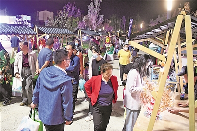 <p>④　房·车博览会夜场促销上的非遗小街区，满足不同人群的“夜消费”。</p>