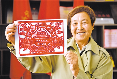 石嘴山市大武口区府佑水香社区老党员郝志英用剪纸的方式表达对党的感恩、对祖国的祝福。