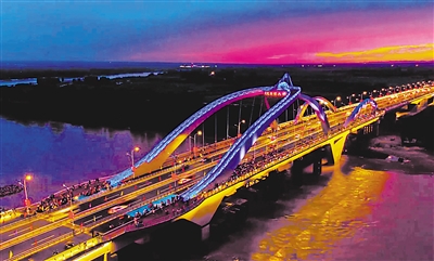 中卫市卫民黄河大桥夜晚灯光璀璨，成为城市新风景。	     本报记者 何耐江 摄