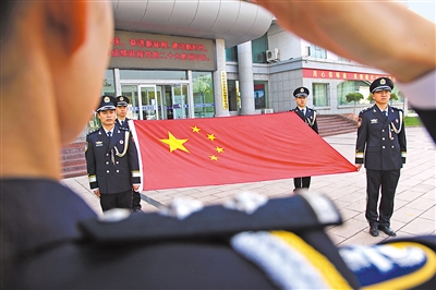 10月1日，石嘴山市交警举行升国旗仪式和宣誓活动，用实际行动守护一方平安，并为祖国献上诚挚的祝福。本报通讯员 张晓龙 摄