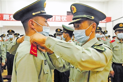 10月1日，武警银川支队举行警士、义务兵晋升警衔仪式，进一步激发广大新选晋士兵的荣誉感、责任感、使命感。<br/>　　本报通讯员 李鑫童 摄