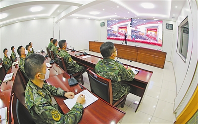     10月16日，武警宁夏总队石嘴山支队官兵收看党的二十大开幕会直播。