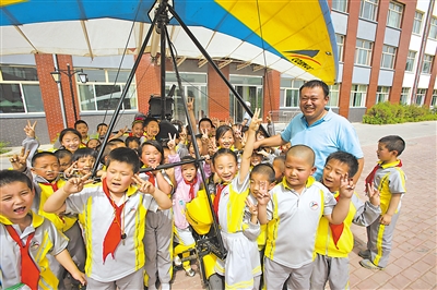 刘亦兵长期义务为孩子们开展校外航空知识培训。