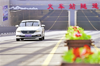 → 10月31日，市民驾驶着汽车从崭新的银川火车站隧道内驶过。