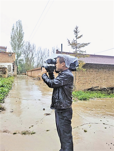 隆德县融媒体中心记者冒雨拍摄。<br/>（图片由隆德县融媒体中心提供）