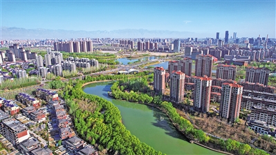 4月14日，银川市空气清新怡人，春日胜景惹人流连。近年来，银川市始终坚持“生态立市”战略，不断加快生态一体化修复。去年，银川市修复湿地5.3万亩，新增城市绿地1500余亩，绿水青山的“底色”越发亮丽。本报记者 党硕 摄
