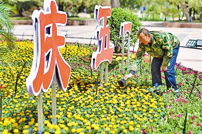 “五一”假期，银川市园林管理局工作人员将40万盆鲜花展摆在城市各主要街道、公园、广场等地，扮靓整座城市。
    本报记者 马楠 王洋 摄