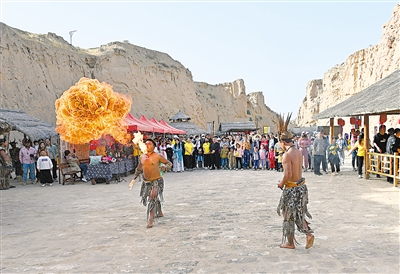 5月2日，灵武水洞沟遗址旅游区演职人员全身心投入到每一场演出中。
    本报记者 左鸣远 摄