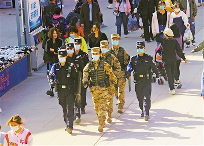 5月1日，武警宁夏总队石嘴山支队开展城市武装巡逻。
    本报通讯员 罗辉波 马岚涛 摄