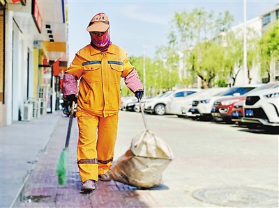 5月3日上午，环卫工人赵丽梅迎着骄阳在银川市兴庆区丽景街宜春巷清扫路面。本报记者 李涛 摄