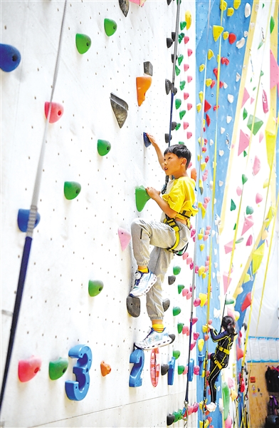 
    ② 宁夏亲水体育中心攀岩馆，孩子们在练习攀岩。