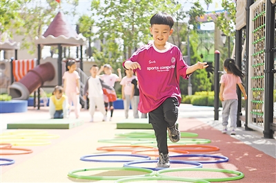 
    ⑦ 银川市贺兰县德胜第九幼儿园，孩童参与趣味接力比赛。该园先后添置各类户外游戏道具，保证幼儿每日户外运动2小时。    （本版图片均本报记者 王晓龙 白茹 摄）