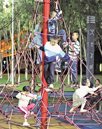 ① 孩子们努力向上攀登，在玩耍中感受运动的乐趣。