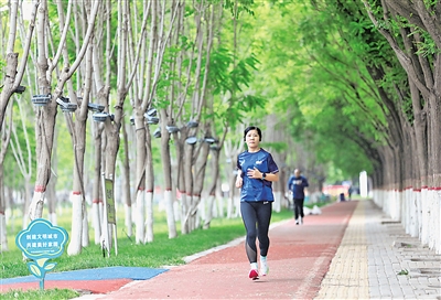  ⑦ 中卫香山公园环境优美、绕湖一圈的健身步道，成为市民晨跑锻炼的首选之地。