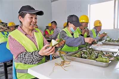     ② 工地上的项目新增了“包粽子”。6月20日，宁夏第一建筑有限公司总部党支部、第十二分公司党支部在其承建的宏基新材料年产5.3万吨特种石墨（一期）项目，举办“端午共安康　安全最‘粽’要”活动，党员干部职工为建筑工人包粽子，共迎端午节。     本报记者 李峰 摄