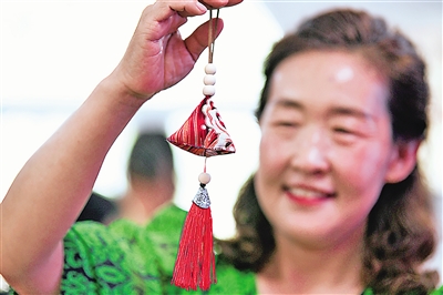 ⑤ 佩香囊，是端午节传统习俗之一。    本报记者 马楠 王洋 党硕 摄