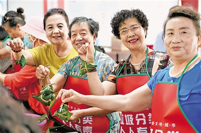 ⑦ 包粽子是端午节最具标志性的传统习俗。本报记者 马楠 王洋 党硕 摄