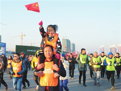 每年的健身跑都会吸引许多亲子选手踊跃参与。　本报记者高晓刚 摄