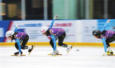 宁夏短道速滑队员在大阅城冰场训练。