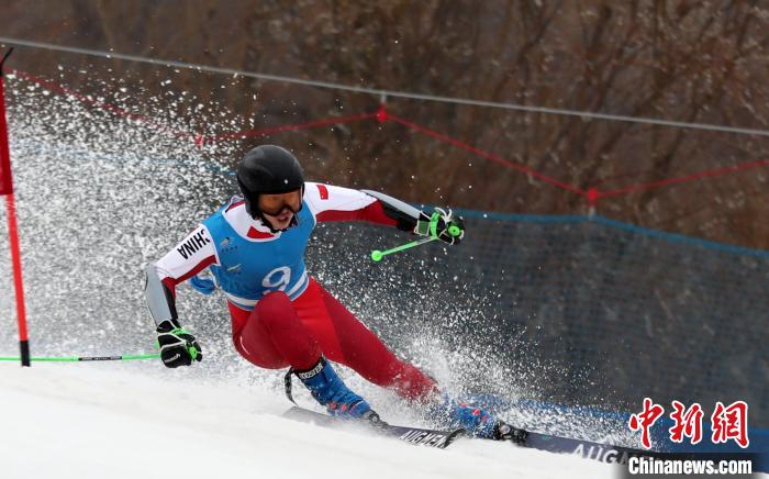 全国高山滑雪锦标赛 黑龙江包揽女子“大回转”前三