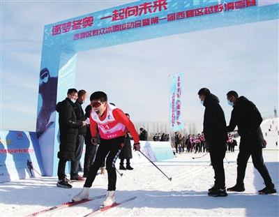 12月19日，白立成参加西夏区越野滑雪赛第二个冲过终点。