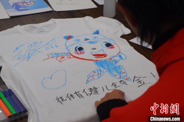 歌手黄子韬参加“画冬奥 滑冰雪 话健康”互动体验，为运动健儿加油。　谢雁冰 摄