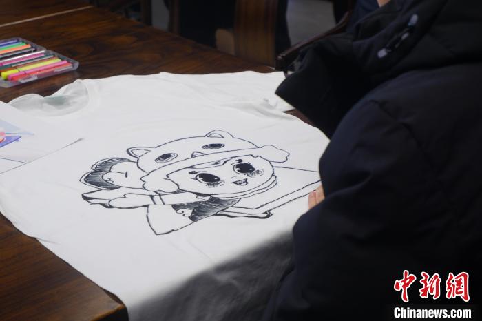 歌手马伯骞参加“画冬奥 滑冰雪 话健康”互动体验。　谢雁冰 摄