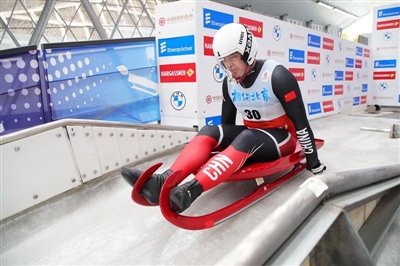 2021年11月19日，中国选手范铎耀在“相约北京”2021/2022国际雪橇联合会雪橇世界杯男子单人雪橇比赛中。国家雪车雪橇中心供图