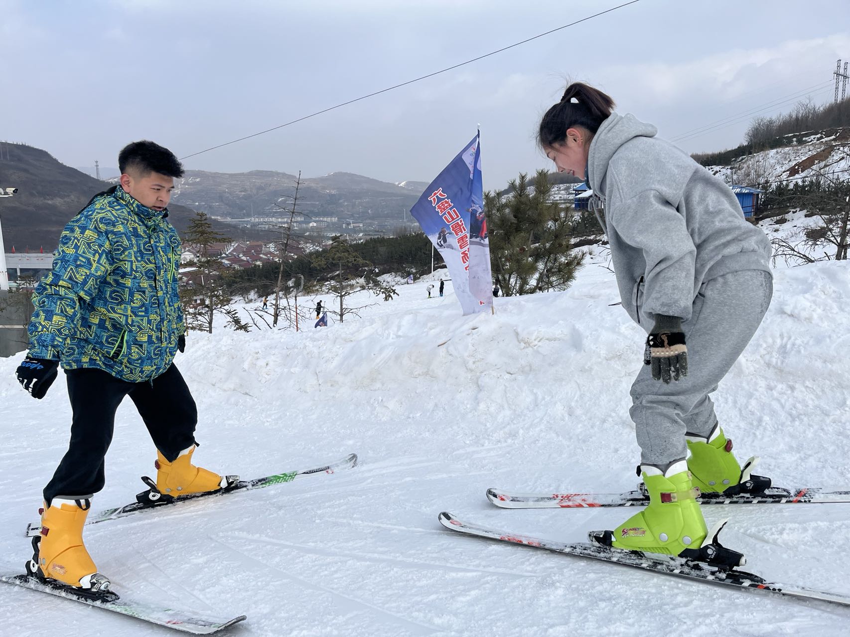 三夫户外：公司X-BIONIC运动黑科技品牌产品适用于各项冰雪运动特别是单双板滑雪服、滑雪功能内衣、滑雪袜等产品每年都会持续研发推出华体会- 华体会体育- 华体会体育官网