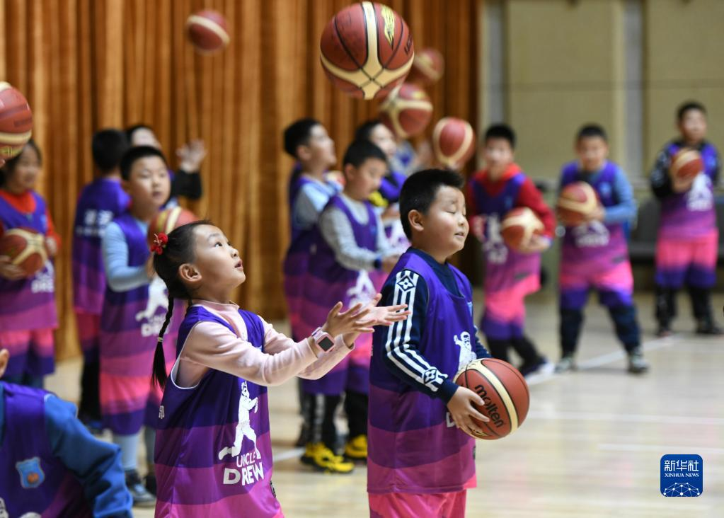 宁夏银川：为抗疫人员子女免费赠送篮球课