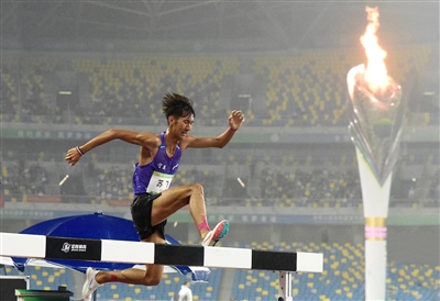 宁夏运动员苏飞在全国十四运会3000米障碍决赛中奋力追赶。