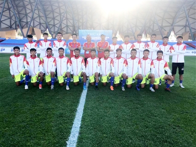 2019年，赵深慧（后排左四）带领球队参加全国二青会。 受访者供图