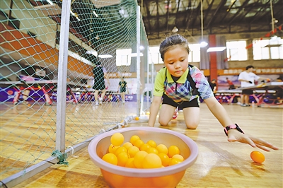 <p>“孩子们打出的每一颗乒乓球都要自己捡回来，这一点培养了他们的责任心。”徐新磊说。</p>