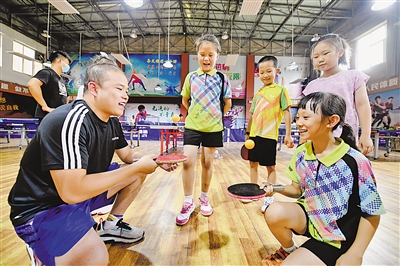 <p>训练间歇，徐新磊陪小学员们玩颠球游戏。</p>