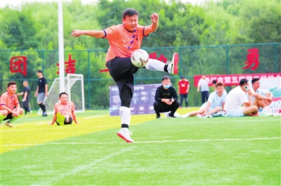 银川市第五届职工运动会 毽球和足球项目热闹进行中
