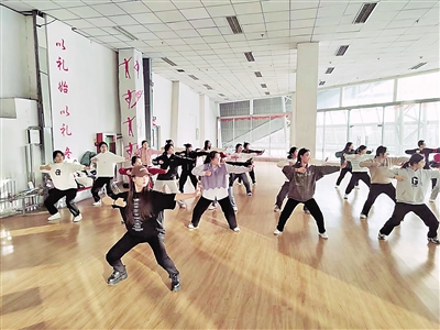 宁夏大学学生练习八段锦。2020年起，宁夏大学面向所有学生开设了八段锦课程。