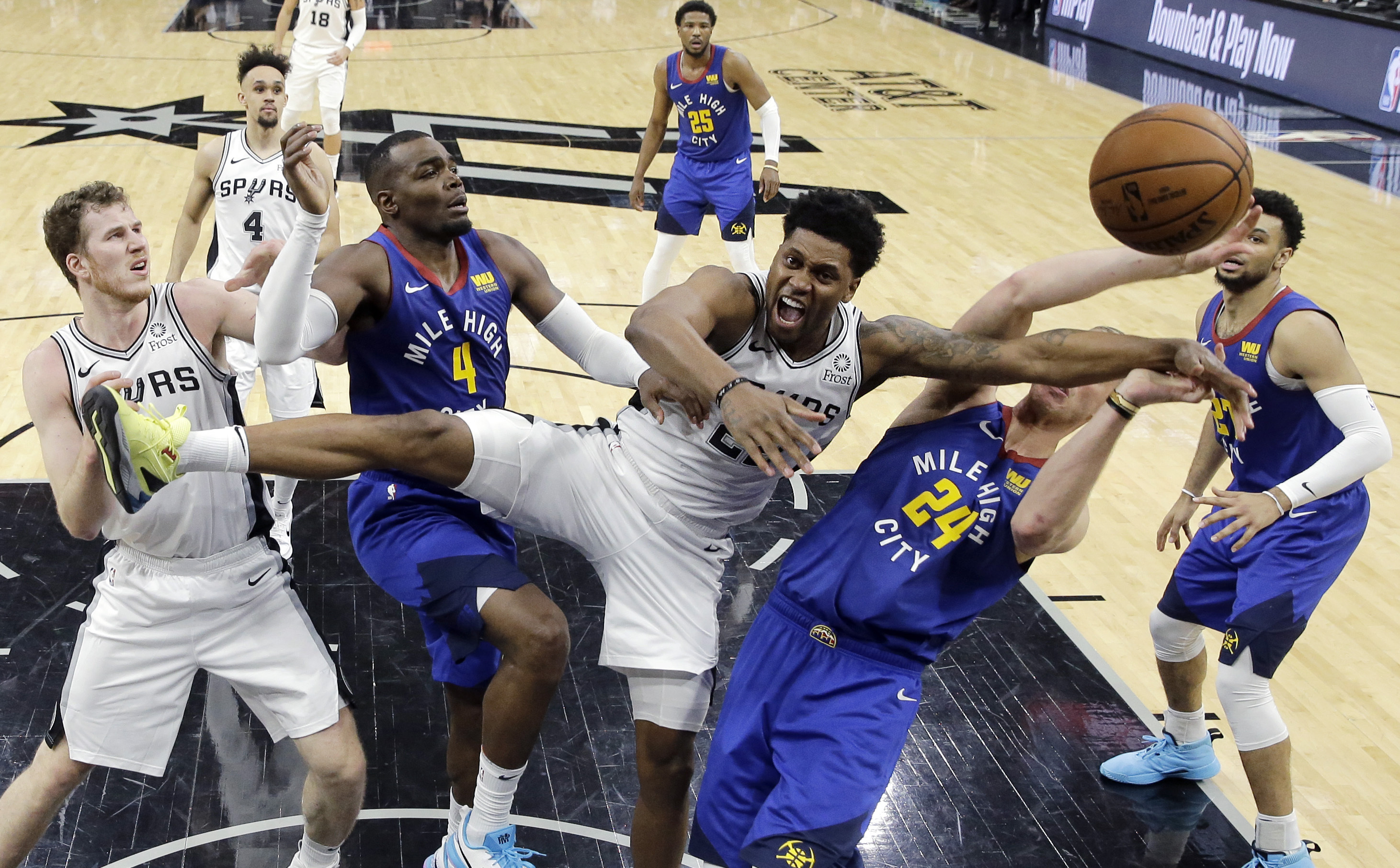 在2018-2019赛季nba季后赛西部首轮第三场比赛中,圣安东尼奥马刺队