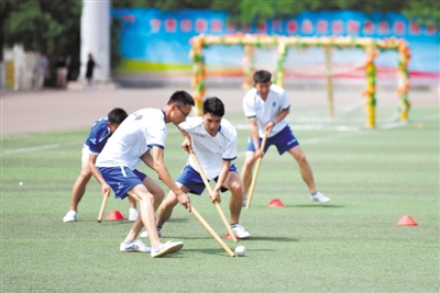 <p>　　宁夏大学代表团进行赶牛项目表演。　　　　　　　　　　　　　　　　　　　　　　　　　　　　　　　　　　　　　均本报记者　左鸣远　马楠　党硕　摄</p>