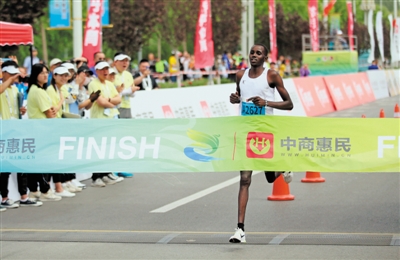 <p>　　肯尼亚选手Philip　Kipkurui　Kiprono冲向终点线，以2小时19分54秒的成绩夺得马拉松全程男子组冠军。　</p><p>　　（本版图片均本报记者　王晓龙　马楠　王洋　摄）</p>