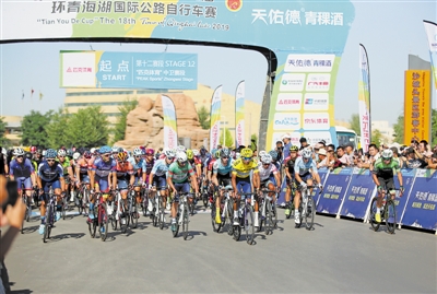 <p>　　选手从中卫市沙坡头旅游新镇出发。</p>